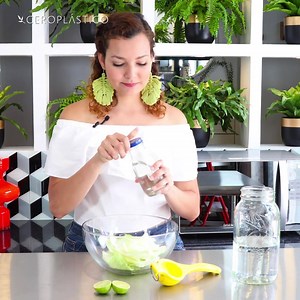 2M views · 35K reactions | ¡Desinfectante de frutas y verduras sin empaque! En los desinfectantes de frutas y verduras comerciales comúnmente encontramos muchos químicos que en lugar de ayudar podrían dañar nuestra salud, además de venir siempre envasados en plástico. Hoy te enseñamos una alternativa muy fácil, efectiva, natural y sin desperdicios que puedes hacer en menos de 5 minutos. #ceroplastico #DIY #desinfectante #frutasyverduras #cocina | Cero Plástico | Facebook