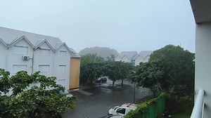 🟡🟡la Guadeloupe placée en vigilance jaune fortes pluies et orages Abymes 🌧️⛈️ Actuellement le temps se dégrade Quelles sont les conditions près de chez vous ? | Flash Ouragans Météo Antilles