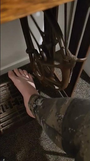 1940s Singer Sewing Machine #history #old #vintage #sewing