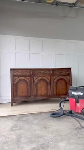 Squeezed in some quick sanding before making dinner. I can’t wait to finish! Quite sure this one is going to be a keeper. Sanded using the SurfPrep Sanding 5” orbital and 3x4 electric ray sanders. The electric ray not only has cushioned sanding pads for contour sanding that won’t compromise the details on this lovely piece, but I LOVE having the squared edge to get all those spaces that are more difficult with an orbital. And the cherry on top to keep my lungs and workspace clean? The SurfPrep v