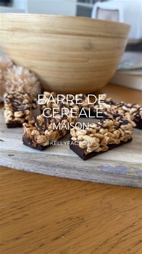 Kellyfactory FIT🍏& FAT🍰 on Instagram: "On repart sur une recette healthy avant la fête de Ytro les filles 😋 Une recette simple, gourmande, qui va faire plaisir à toute la famille… et tellement meilleure que l’industriel 😍 Barres de céréales healthy maison Pour ça, il vous faut du blé soufflé nature (on en trouve facilement au rayon bio, par exemple chez Rami Levy 😘). Vous pouvez aussi utiliser du riz soufflé, ça marche tout aussi bien. Ingrédients : • Environ 100 g de blé soufflé • 50 g de