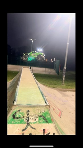 Traxxas mini maxx ! Buddy getting better every time #airtime #rccar #traxxas #minimaxx #redfin