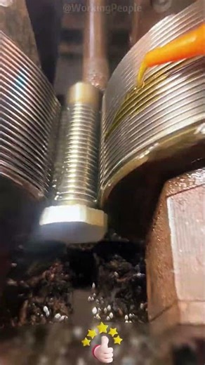 The process of using a thread rolling machine to make screw threads on a screw rod 📏🔩🧰