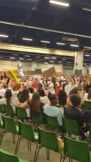 👑 Ce vendredi, les 18 candidates au titre de Miss Rhône-Alpes 2025 feront leur grand défilé au Parc des Expositions de Villefranche. Devant 3 200 spectateurs survoltés, l’ambiance promet d'être au rendez-vous. Qui repartira avec la couronne ? 🎥 Marie-Agnès Laffougère | Le Progrès Lyon