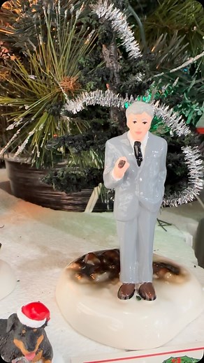 Two hilarious and iconic scenes from the beloved National Lampoon’s Christmas Vacation movie! 🎄🎅🏼✨ Shop the link in our bio or click the shopping icons! #nationallampoonschristmasvacation #christmasvacationmovie #department56 #christmasvillage #christmashomedecor #clarkgriswold | The Jolly Christmas Shop