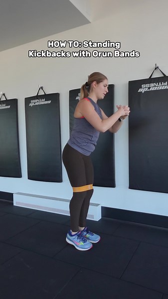 Cómo hacer un kickback de pie con banda de resistencia