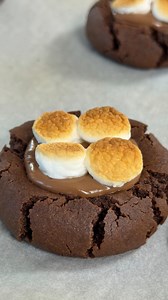 Jour 22/24 des recettes de Noël – rien de mieux que des biscuits au chocolat et guimauve! Ingrédients : Biscuits - 1/2 tasse de beurre salé, tempéré - 1 tasse de cassonade - 1 œuf - 1 c. à soupe d’extrait de vanille - 1 1/4 tasse de farine tout usage - 1/2 tasse de poudre de cacao - 1/2 c. à thé de bicarbonate de soude Garniture - 1 tasse de pépites de chocolat - 48 petites guimauves (4 par biscuit) Étapes : 1. Préchauffer le four à 350 °F (175 °C). Tapisser 2 plaques de papier parchemin. 2. Bat