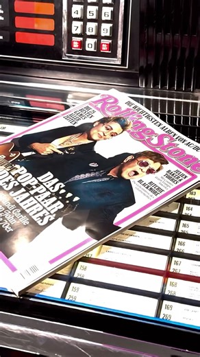 Der ROLLING STONE fühlt sich neu an – im wahrsten Sinne des Wortes. Mit hochwertigem, festem Papier, einem dickeren Umschlag und einem komplett überarbeiteten Layout bringt die neue Ausgabe die Tradition des legendären Magazins in die Gegenwart. 📖 Was ist neu? 🎨 Ein modernes Design, inspiriert von den ikonischen Ausgaben der 60er & 70er 🔠 Größere, markante Typografie für ein besseres Leseerlebnis 💥 Doch eines bleibt: erstklassiger Musikjournalismus. Erlebe das neue Design und tauche ein in s