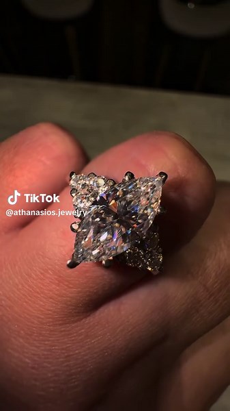 For my vampire queens 👑🖤❤️ Βρες τα με τα ονόματα Galadryel & Loki στο www.athanasios.jewelry #athanasiosjewelry #labdiamond #moissanite #proposal #engagementring