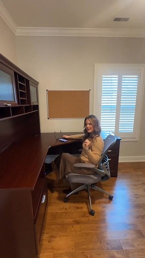 📍 1 Isla Street | Barboursville, WV ✨ Luxury Living in Barboursville! ✨ Step into this stunning 3BR end-unit townhome in The Sentiment — packed with style, space, and comfort! 🏡💫 Enjoy a dramatic two-story entry, bright open living spaces, HW flooring, and a designer kitchen with custom cabinetry & stainless appliances. The main-floor owner’s suite features heated floors, a cultured marble shower & a walk-in closet you’ll love! 😍 Upstairs offers a versatile landing two spacious BRs with walk