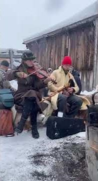 Playing pols at Rørosmartnan - Ur Skogen duo #folkmusic #nordicfolk #bagpipes