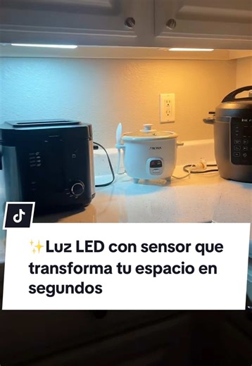 Luces LED con sensor de movimiento que transforman cualquier rincón de tu casa. Perfectas para gabinetes, cocina, escaleras o pasillos. Te las dejo encima de mi nombre en el cuadrito naranja. #ledlights #tiktokshopcreator #homegadgets #homedecor #homedecorideas