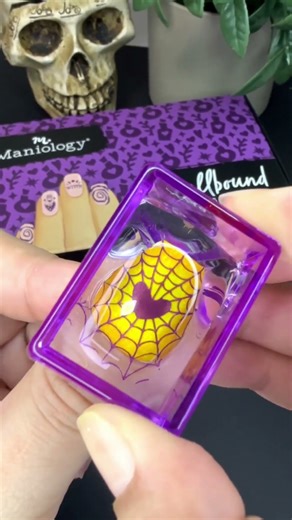 Why hand paint when you can just stamp it? 💁🏻‍♀️🕸️