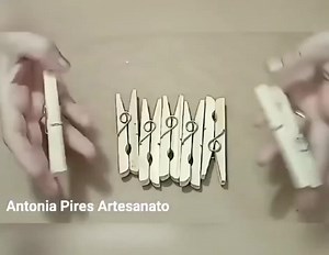 Floreira feita com prendedor de roupa !!! Prendedores de roupa Guardanapo de papel Artes da Iza Tampa de amaciante Espelho quadriculado Flor de papel Cola gel para decoupagem e verniz brilhante Fullcolor Lacre de latinha de cerveja ou refri . | Antonia Pires Artesanato