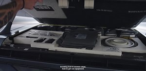 宇宙船が壊れたら使ってね。SpaceXのクルー・ドラゴンにはダクトテープがある