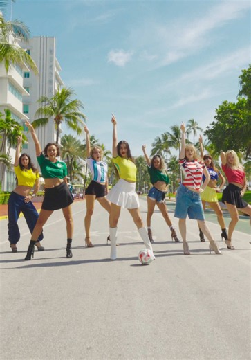 Wait for it 😌 Had to recreate Shakira’s Dai Dai dance in heels ⚽️👠 Comment your team ✨ 🎥 @DAVYSPACE 💃 @valeriia.vakar @AnaBanana @allieyogagirl @Ashmita Singh @evegatuna @Kisa.kari & eleonora