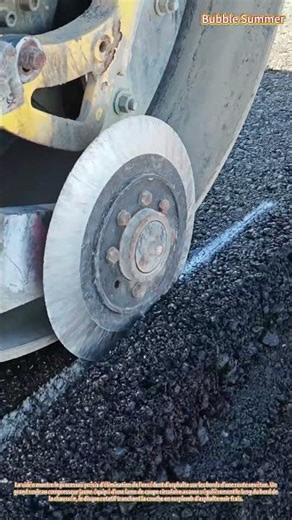 Découpe des bords : enlèvement de l'excédent d'asphalte sur les bords de la chaussée