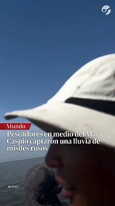 14K views · 72 reactions |  Pescadores en medio del Mar Caspio captaron una lluvia de misiles rusos Los informes de los medios sugirieron que los misiles eran del tipo ruso 'Kalibr', aunque el Ministerio de Defensa no había hecho comentarios al momento de la publicación. La fecha y la ubicación del metraje no se pueden verificar de forma independiente.  Más información en clarin.com | Clarín | Facebook