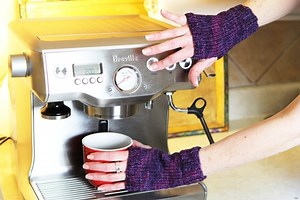 Easy Fingerless Mitts - v e r y p i n k . c o m - knitting patterns and video tutorials