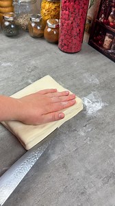 Aluat de foietaj cu unt si maia. Reteta aluat de foietaj facut in casa. Reteta: 60gr maia sau 7gr drojdie uscată 1,200 kg făină 300ml lapte 300ml apă 24gr sare 100gr zahăr 80gr unt la temp camerei Pentru laminare aveți nevoie de 500gr de unt cu 82% grăsime. #aluatdefoietaj #retete #ellacooking | Ella Cooking