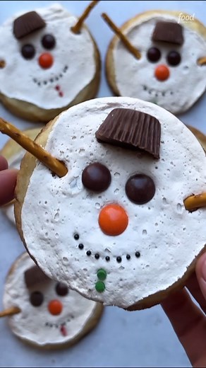 These Marshmallow Melting Snowman Cookies melt our hearts ❤️ Get the recipe: https://foodtv.com/3gLyVlI 🎥: Diane Morrisey Cooking | Food Network