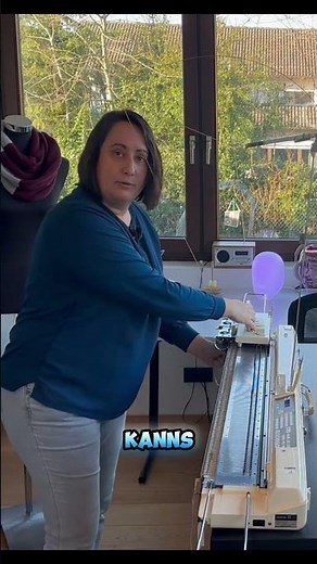 Wolle einfädeln & die ersten 88 Reihen – Loop-Schal an der Strickmaschine 🧶#shorts #knittingmachine