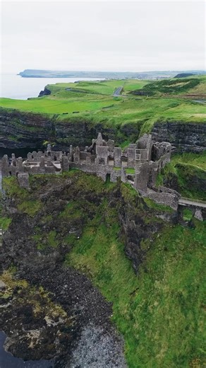 𝐂𝐀𝐒𝐓𝐋𝐄 𝐎𝐍 𝐓𝐇𝐄 𝐂𝐎𝐀𝐒𝐓 | Dunluce Castle on County Antrim’s Causeway Coast. 🎥 Hannah McKenzie About Dunluce | The iconic ruin of Dunluce Castle bears witness to a long and tumultuous history. First built on the dramatic coastal cliffs of north County Antrim by the MacQuillan family around 1500, the earliest written record of the castle was in 1513. It was seized by the ambitious MacDonnell clan in the 1550s, who set about stamping their mark on the castle under the leadership of the