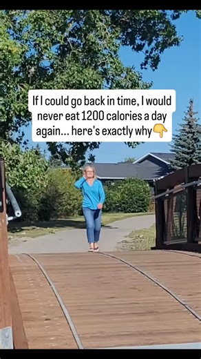 I used to think 1200 calories was the magic number for weight loss. But all it did was: 😩 Tank my energy 🍟 Increase my cravings 🧠 Mess with my mood 💪 Destroy my metabolism I got tired of the same old cycle of eating perfect throughout the week and blowing it sometimes on weekends because I wanted to chew my arm off. ⠀ Here’s what I’ve learned working with women 40 : ❌ Eating less doesn’t mean burning more fat ✅ Eating ENOUGH ALL week. with a balanced plate at each meal of protein, fibre, and