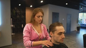 又见粉红，女神barber的剪发理容时间虽迟但到