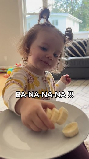 BA-NA BA-NA-NA-NA 🍌🍌🍌 #minions #banana #toddlersoftiktok #toddler #food #foodie #hungry #reaction #momsoftiktok #foryou #fyp #fy