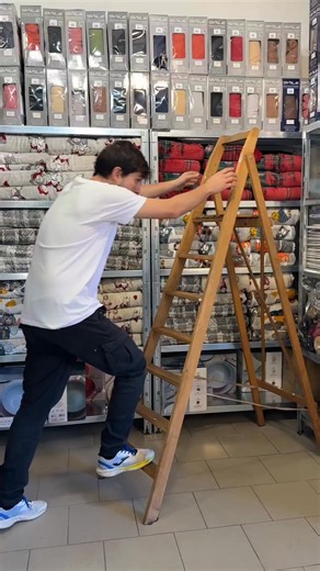 🚨 BASTA. ORA SALGO E LI BUTTO. Sì, proprio loro, I 𝗖𝗢𝗣𝗥𝗜𝗗𝗜𝗩𝗔𝗡𝗢 𝗦𝗠𝗜𝗟𝗘! 🌿 Puro cotone 🧘‍♂️ 100% elasticizzati In pratica: si infilano, si tendono e magia ✨ Si adattano perfettamente a qualsiasi divano poltrona, 2 posti, 3 posti o 4 posti ✔️ 🎨 E se ami i colori…divertiti! Mischiali come vuoi e crea un divano super originale e multicolor 🌈 🔥 E ora la parte bella: 𝗦𝗢𝗡𝗢 𝗧𝗨𝗧𝗧𝗜 𝗦𝗖𝗢𝗡𝗧𝗔𝗧𝗜 𝗗𝗘𝗟 𝟯𝟬% 💥 Dai, aiutami a finire le scorte prima che li metta tutti sul mi