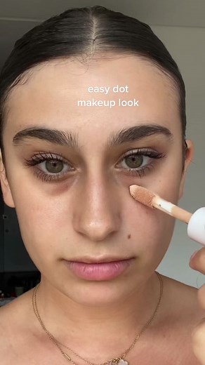 #MakeupHack for easy application a super glowy finish ✨