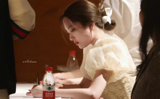 最好的freen。即使很累了但为了与粉丝再见一面、不想让粉丝担心，俩人一起开开心心的排队开着小火车下来，然后小弗迅速上车打开手电筒给粉丝比心呜呜呜我真的会哭死