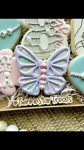 🦋 . . . #butterflycookies #butterfly #taylorswiftcookies #twinklestartreats #cookiesforoccasion #cookiedecorating #cookiereel #decoratedcookies #royalicing #royalicingcookies #edibleart #cookieart #cookiedecorator #cookier #decoratedsugarcookies #instacookies #sugarcookies #sugarcookiesofinstagram #cookies #cookiesofinstagram #cookievideo #oddlysatisfying #satisfyingvideo #houstontx #houstoncookies #cypresstx #cypresscookies #customcookies #cookieartist #sugarcookiemarketing | Twinkle Star Trea