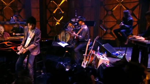 🎶 Happy Friday, Rock ‘n’ Roll enthusiasts! 🎹 Kick off your weekend with a blast from the past as Jerry Lee Lewis, the legendary Killer, joins forces with the incredible Norah Jones for a soulful rendition of “Your Cheatin’ Heart.” 🎤🎸 Recorded live at Sony Studios in NYC back in September 2006, this performance is pure magic! Joining them on stage are the phenomenal Kenny Lovelace, Ronnie Wood, Jimmy Rip, and Nils Lofgren, creating an unforgettable musical experience. Let the music transport 