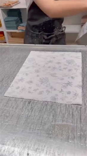 Have you ever tried to make your own beeswax wraps at home? Tell us in the comments how it went! 💛🐝 #beeswaxwraps #diy #smallbusiness #shoplocal #ecofriendly #zerowaste #zerowasteliving #behindthescenes | Goldilocks Goods