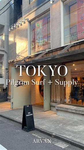 Arvan阿文｜東京探店 on Instagram: "《BEAMS》東京探店 Pilgrim Surf + Supply 今天又睽違已久地在BEAMS旗下店舖找到整套的COMOLI 丹寧新品直接放在架上啦！ 這間位於澀谷的Pilgrim Surf + Supply 最早是從2012 年在紐約開設了一間小店，一開始是為了提供衝浪者、藝術家、音樂人與攝影師等生活藝術家一個可以交流的社群空間，之後憑藉強大的文化底藴逐步發展出自家品牌服飾與強烈的戶外選品風格。 Pilgrim Surf + Supply透過跟 BEAMS 展開長期合作，由 BEAMS 協助營運在日本的實體店鋪與通路。 最近還有最新的紫標 THE NORTH FACE 限定別注款 也因此今天分享的這間Pilgrim Surf + Supply 東京門市，在選品風格上巧妙地結合了美國傳統民族風格與符合日本氣候的戶外機能需求。 我覺得最有趣的部分是這間店除了有很多很有個性的特色小眾設計師品牌之外，其實也進了不少像KAPTAIN SUNSHINE、DIGAWEL、BATONER這類簡約日牌，但選入的單品又都剛好可以貼合店裡融合美日文