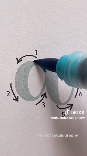 Lettering Tutorial “a” . Material: I’m using Karin brush pen . . 🌟 And if you’re interested in learning this lettering style for yourself, I highly recommend The 21-Day Brush Lettering Workbook - A Simple, Step-By-Step Guide For Beginners With Techniques, Practice Pages, & Projects. You can find the link in my bio or visit https://bit.ly/3AVEwfw . . . #HandmadeCards #NhuanDaoCalligraphy #Calligraphy #letrabonita #apuntesbonitos #caligrafia #Happybirthday #BrushLettering #ModernCalligraphy #Hand