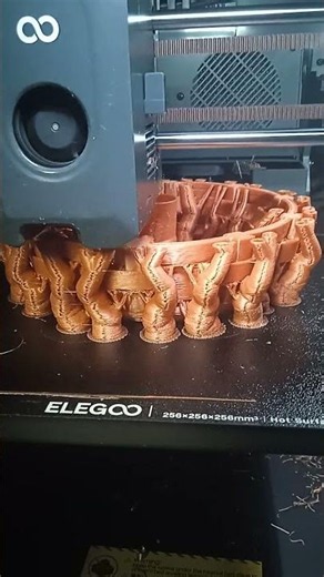 Printing with support is necessary, like for this hanging basket, which is currently in progress.