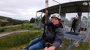 Der Astenkick ist Europas zweitlängste Dual Zipline. Diese Doppelseilbahnrutsche haben wir für euch ausprobiert und wir können es allen empfehlen, die einen Adrenalinkick suchen. Der Astenkick ist einen Kilometer lang, 50 Meter hoch und man fliegt mind. 70 km/h schnell. Ihr könnt sowohl im Sitzen, als auch im Liegen fliegen. Für eure Sicherheit ist das freundliche und kompetente Team vor Ort verantwortlich. Sie weisen euch vor dem Flug ganz genau ein. Wenn ihr also einen Ausflug an den Kahlen As