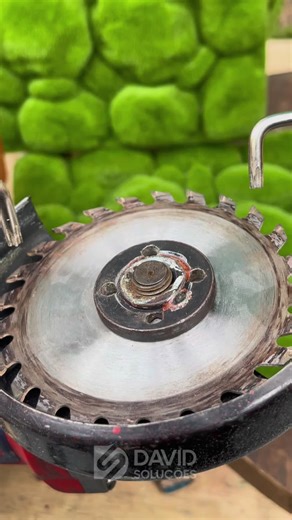 How to Safely Remove an Angle Grinder Disc