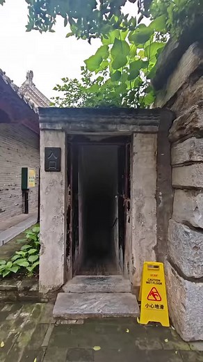 Can you imagine how does the ancient prison cells look like? Follow us to underground prison in #Henan’s “District Magistrate Office of Nanyang”. When you trace the step and go further down into the prison cells deep under, you know how “there isn’t any escape.” Now, I’m sweating all over (forehead and hands). | T-Time HK