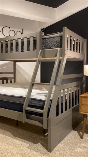 InPlace on Instagram: "Un camarote pensado para compartir y aprovechar al máximo tu espacio. Arriba en twin, abajo full. Disponible en tres colores, azul, blanco y gris. Visítanos, porque en Inplace lo encuentras, y lo vives."