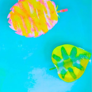 Celebrate National STEAM Day and embrace the Canadian Fall colours with Colour Chemistry Tie-Dye Lab Set!🍂 What other tie-dye experiments will you unfold? | Crayola