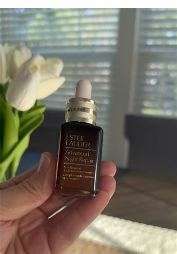 ✨ وقتی تو می‌خوابی، پوستت بیداره… و داره با Advanced Night Repair خودش رو ترمیم می‌کنه 💫 هر قطره از این سرم، مثل یه دوز جوانی برای پوسته آبرسانی عمیق 💧 کاهش خطوط و چروک 🌙 پوستی شفاف، نرم و درخشان از صبح ✨ راز پوستی که خسته به نظر نمیاد حتی بعد از یه روز طولانی؟ همین بطری کوچیکِ جادوییه 🤍 #پوست_زیبا_تصادفی_نیست 😉 #AdvancedNightRepair #EsteeLauder #سرم_پوستی #مراقبت_از_پوست