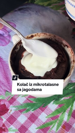 Brzi kolač iz mikrotalasne sa jagodama