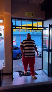 Roep dai suiker en diet dienes daa, sê vir hulle os gan nou eet! @ziggys_burger is having a Double Smash Burger with 2 Chips Special for only R150, every Wednesday! | I am iekie