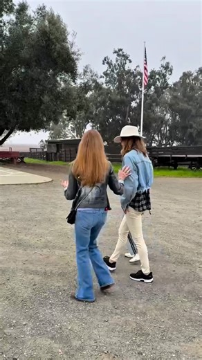 The most special welcome from the Open Hearts Foundation team for our week in California 🤍 From a visit and paint session at the equine therapy center, to a beautiful auction dinner and wine tasting in Napa, to a yoga retreat and a tour of Jane’s incredible art gallery in Malibu, every moment was thoughtfully and lovingly curated. I’m so grateful to the Open Hearts team for creating such a meaningful experience, and to Jane for her generosity, vision, and open heart. Truly honored to be a board