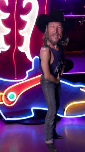 I call this the #ShufflinShelton. You're welcome. #NoBody #countrymusic #linedance | Blake Shelton