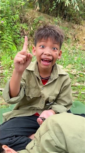 The boy has put up a mosquito net for his older sister! No more fear of mosquitoes!